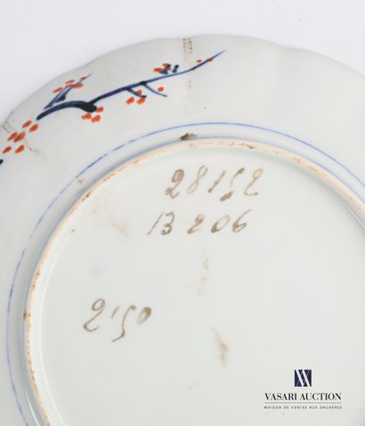 null Quatre assiettes en porcelaine blanche à décor polychrome dit Imari à décor...