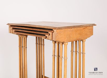 null Suite de quatre tables gigognes en bois naturel mouluré, les plateaux de forme...