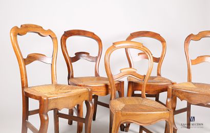 null Lot de cinq chaises en bois naturel mouluré, les assises paillées, comprenant...