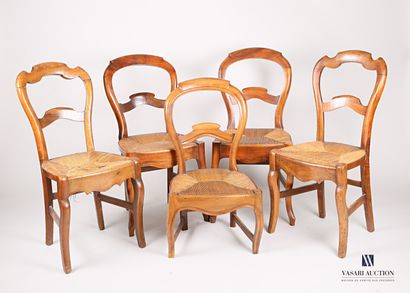 null Lot de cinq chaises en bois naturel mouluré, les assises paillées, comprenant...