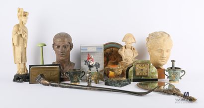 null Lot comprenant un buste de Napoléon à l'aigle en platre (Haut : 23 cm), une...