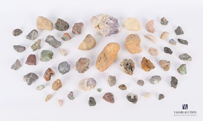 null Ensemble d'une cinquantaine de minéraux divers 

Long. : de 1 à 9 cm