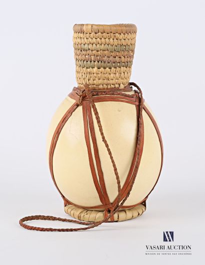 null Gourd, the body in ostrich egg, the neck and the base in straws and the frame...