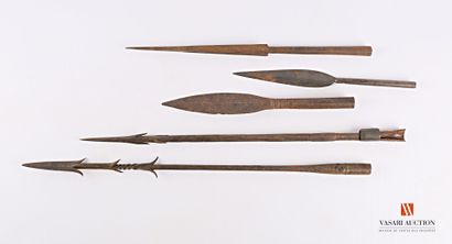 null Set of five wrought iron spearheads, 31, 32, 42, 54 and 58 cm, wear, surface...