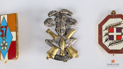 null Ensemble d'insignes d'unité de l'infanterie et camps:, 3ème R.I. (2 exemplaires),...