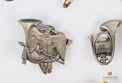 null Set of unit badges of the Chasseurs: 2nd C.G., 8th C.G. (with 8), 8th C.G. (without...