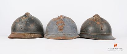 null Trois coques de casque Adrian modèle 1915, dont une avec plaque laiton « Soldat...