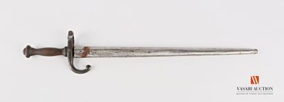 null Dagger issued from a Gras bayonet model 1874, blade reduced to 35,5 cm, wooden...