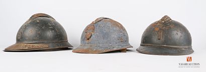 null Trois coques de casque Adrian modèle 1915, dont une avec plaque laiton « Soldat...