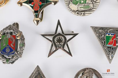 null Ensemble d'insignes d'unité de la Légion étrangère : trois insignes de béret,...