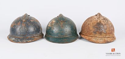 null Trois coques de casque Adrian modèle 1915, dont une avec attribut du génie et...