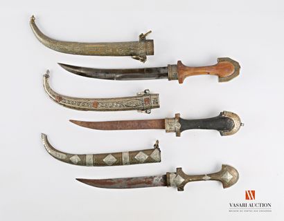 null Koumya belt daggers, wood and metal, 3 pieces, 40 cm, wear, oxidation 

Late...