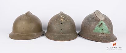 null Trois coques de casque Adrian modèle 1926, intérieurs et jugulaires absents,...