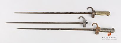 null Three LEBEL cruciform bayonet blades model 1886, 54,5 cm, 63 cm and 64 cm, wear,...