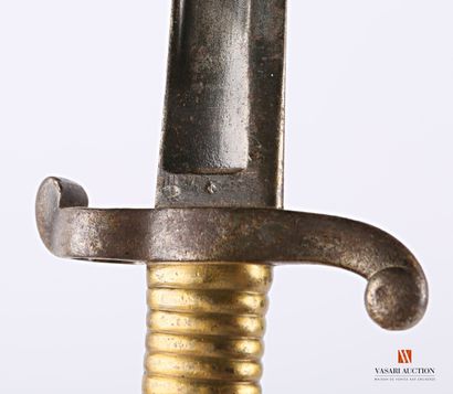 null Sabre-baïonnette modèle 1842, lame yatagan de 56,9 cm, à dos plat, poignée laiton...