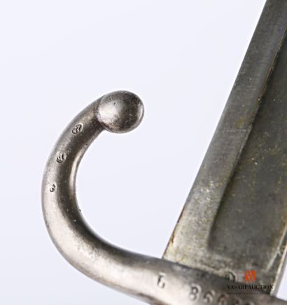 null Sabre-baïonnette CHASSEPOT modèle 1866, lame yatagan de 57,4 cm, marquée sur...