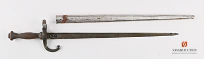 null Dagger issued from a Gras bayonet model 1874, blade reduced to 35,5 cm, wooden...