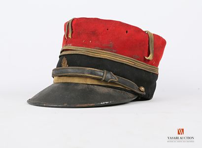 null Képi d'officier modèle 1884 (lieutenant), bandeau noir à la grenade or et coiffe...