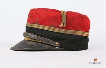 null Képi d'officier modèle 1884 (lieutenant), bandeau noir à la grenade or et coiffe...
