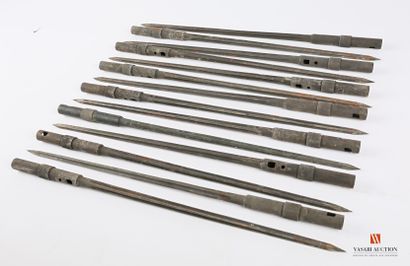 null Set of 14 cruciform bayonets for MAS 36 CR39 rifle, 295 mm blade, phosphate...