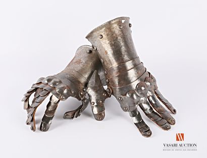 null Gauntlets, in pair, small size, Viollet Leduc type manufacture XIXth the pa...