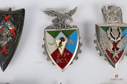 null Ensemble d'insignes d'unité divers: 1er R.C., 27ème RC.S., 152ème R.C.S., 71ème...