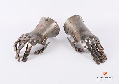 null Gauntlets, in pair, small size, Viollet Leduc type manufacture XIXth the pa...