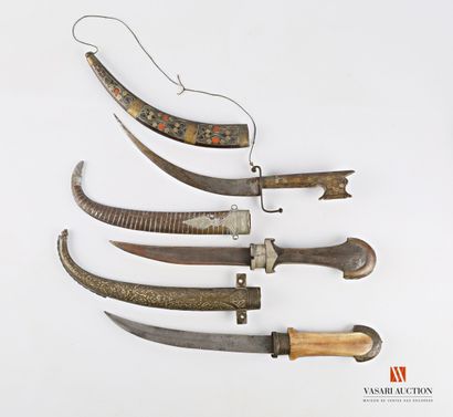 null Koumya belt daggers, wood and metal, 3 pieces, 36, 41 and 42 cm, wear, oxidation

Late...