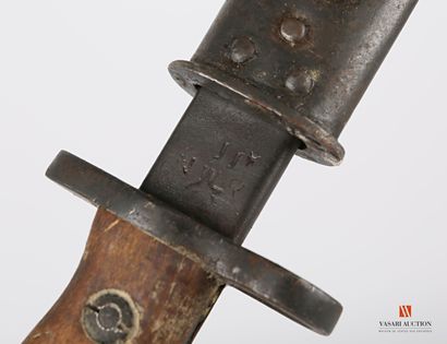 null British bayonet n°1 Mk II, 30.4 cm blade, marked NWR and dated 43 (1943), wooden...