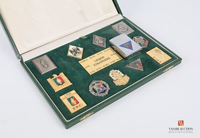 null Coffret de présentation comportant onze insignes d'unité de la Légion étrangère...