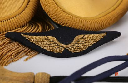 null From an artillery officer: pair of gold epaulettes, one with gold soft fringes,...