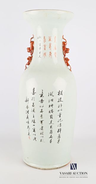 null CHINE 

Vase en porcelaine de forme balustre à décor en émaux de la famille...