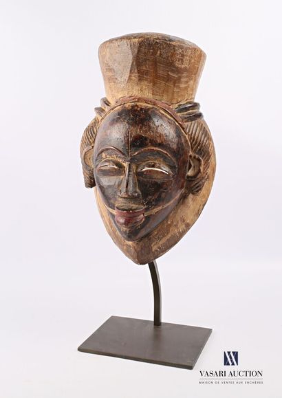 null PUNU - GABON

Black mask in patinated polychrome wood 

Height : 31 cm 31 cm...