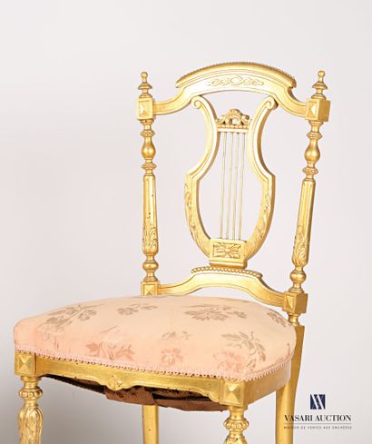 null Paire de chaises de musique en bois naturel mouluré, sculpté et doré, les dossiers...