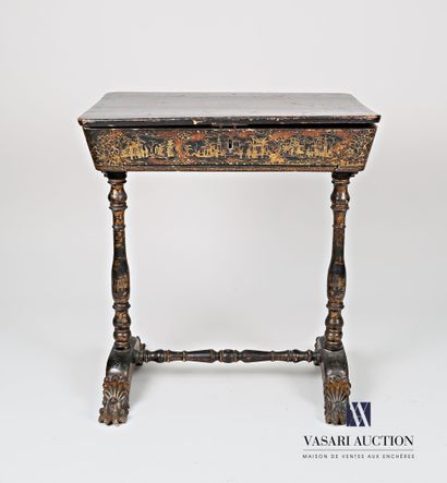 null CHINA - CANTON

Lacquered wood work table with gilded decoration and red lacquer...