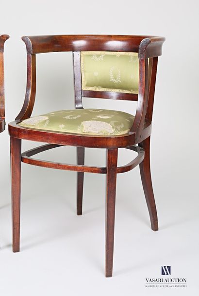 null Paire de fauteuils en bois naturel teinté, le dossier cintré présente une galette...