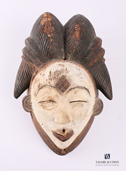 null PUNU - GABON

White feminine mask in carved wood with patina and pigment, the...