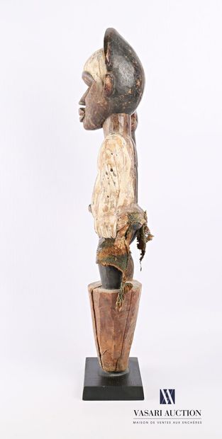 null CONGO

Fétiche d'homme en bois sculpté polychrome, les yeux en verre et le vêtement...