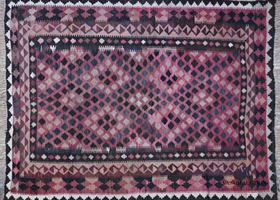 null Kilim en laine à décor de motifs losangiques sur fond violacé.

(légères usures)

187...