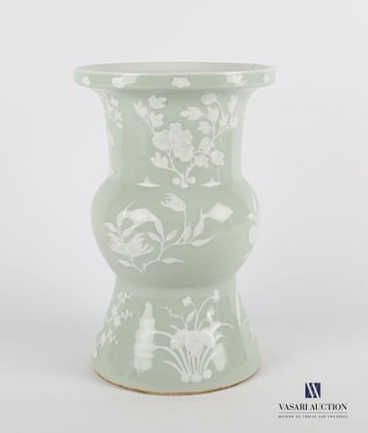 null CHINA 

Celadon porcelain gü shape vase with decoration left in reserve. 

20th...