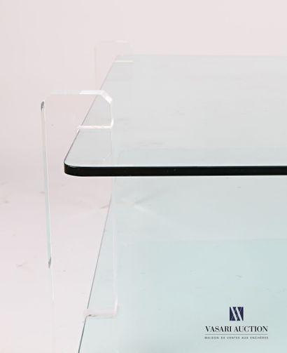 null Table basse en verre et plexiglas, le plateau de forme carrée repose sur quatre...