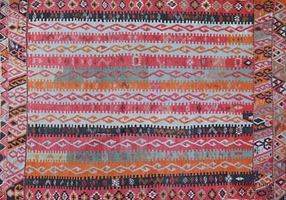 null Kilim en laine à décor de bandes ornées de branchages stylisés, la bordure ourlée...