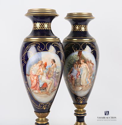 null Paire de vases simulés de forme balustre en porcelaine à fond bleu à décor de...