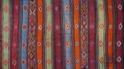 null Kilim en laine à décor de bandes de couleurs bleues, vertes, rouges et orange...