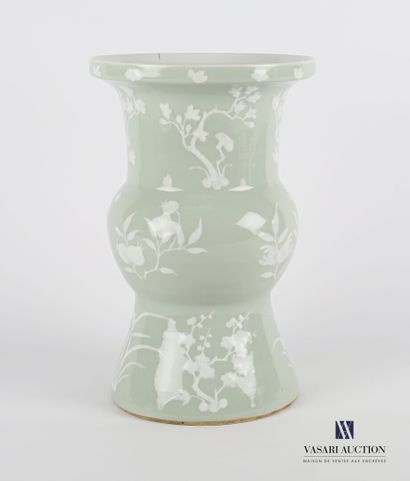 null CHINE 

Vase de forme gü en porcelaine céladon porcelaine à décor laissé en...