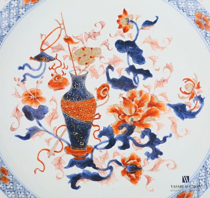 null CHINE 

Grand Plat en porcelaine à décor Imari bleu, rouge et or de pivoines,...