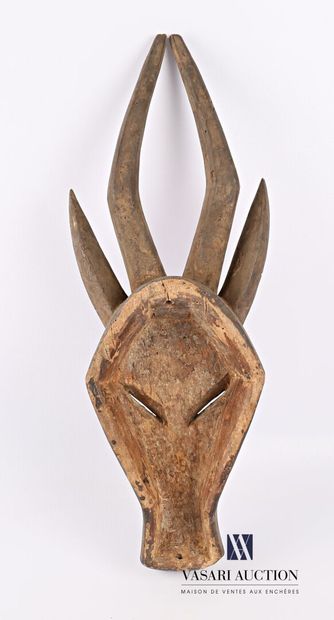 null NORD CONGO - KWELE

Masque animalier en bois sculpté et patiné figurant un cervidé

Haut....