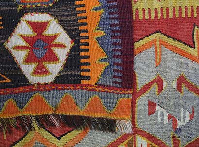 null Kilim en laine à décor de motifs géométriques sur fond brique, la bordure ourlée...