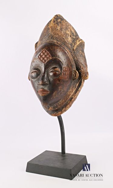null PUNU - GABON

Masque féminin noir en bois sculpté patiné et pigmenté.

Haut....