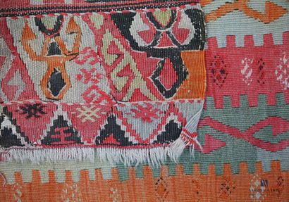 null Kilim en laine à décor de bandes ornées de branchages stylisés, la bordure ourlée...